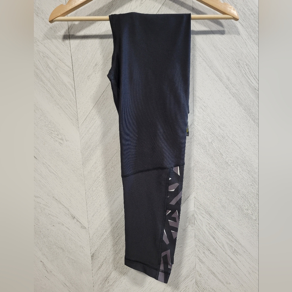 Under Armour Compression HeatGear Black Capris with Patterned Detail